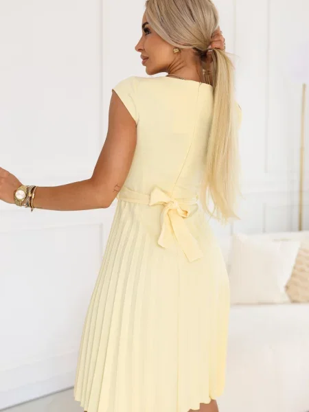 Cu centură rochie mini Numoco cu mâneci scurte