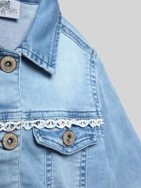 Kurtka jeansowa o kroju regular fit z koronkowymi bodiurami Happy Girls niebieska