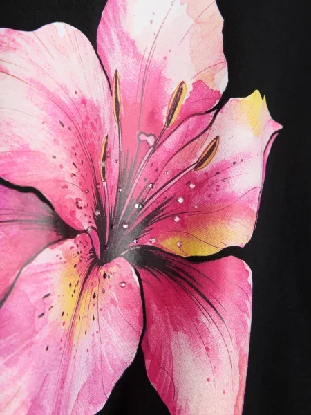 Футболка з квітковим принтом чорний