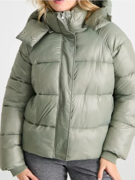 Стьобана куртка з капюшоном світло-оливковий