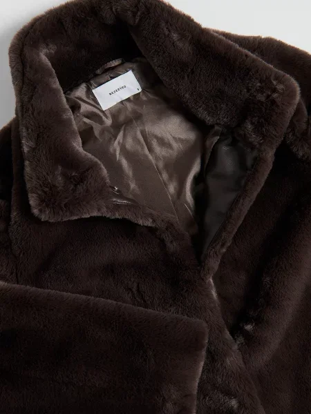 Reserved Пальто зі штучного хутра темно коричневий