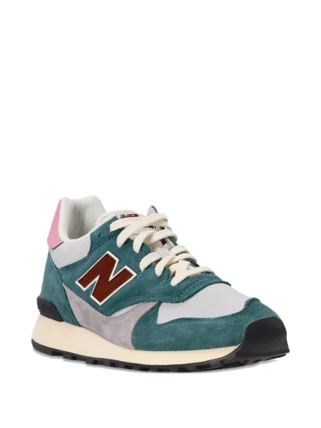 Geacă New Balance cu broderie argintiu