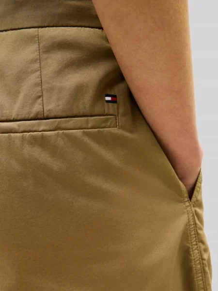 Bermudy o kroju relaxed fit z zakładkami w pasie Tommy Hilfiger zielone
