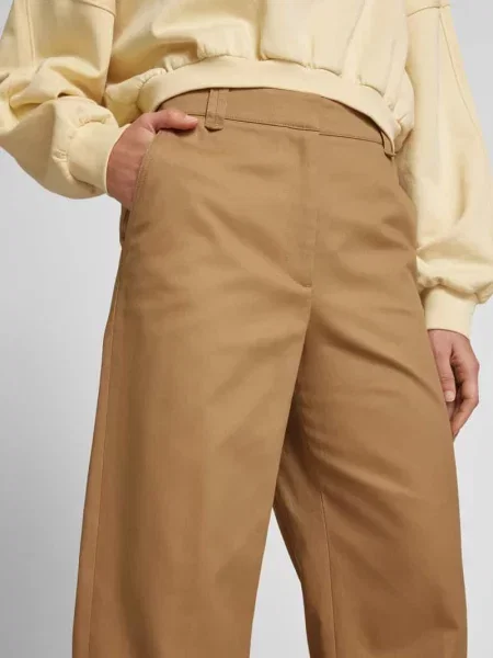 Spodnie o kroju tapered fit ze szlufkami na Influencer's Choice By P&c*