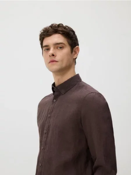 Reserved Cămașă regular fit din in maro-închis maro