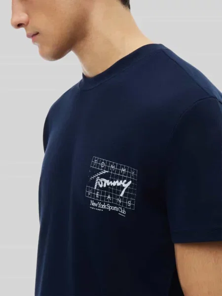 T-shirt o kroju regular fit z czystej bawełny z nadrukiem na tyle Tommy Jeans niebieska