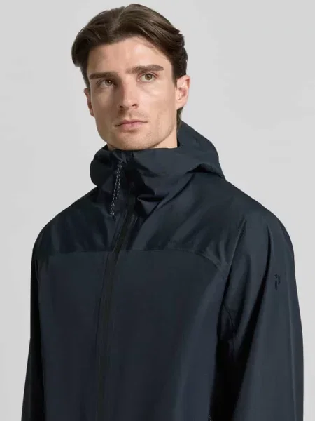 Kurtka o kroju regular fit z nadrukiem z logo model Treeline' Peak Performance czarna