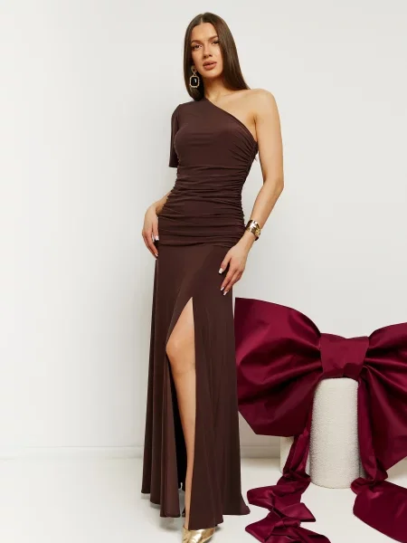 Rochie maxi Made Of Emotion cu un umăr gol maro