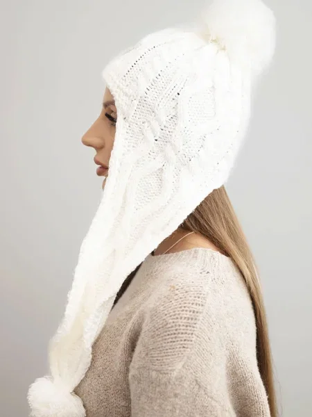 Căciulă Kesi cu pompoane alb