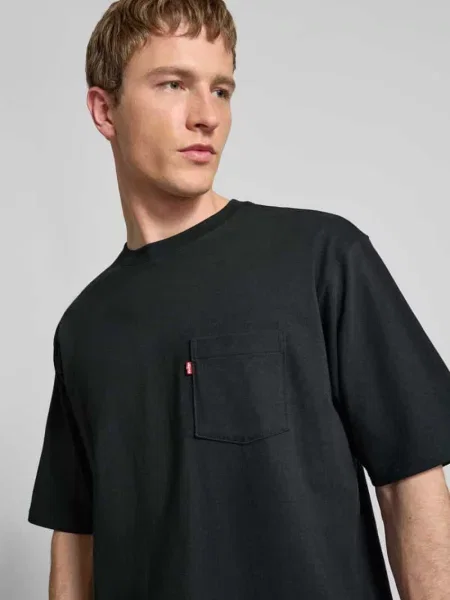 T-shirt z brustaszą i detalem z logo Levi's czarna