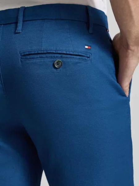 Chinos o kroju regular fit z mieszanki bawełny Tommy Hilfiger niebieskie