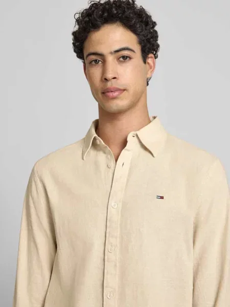 Koszula casualowa o kroju regular fit z mieszanki lnu i bawełny Tommy Jeans beżowa