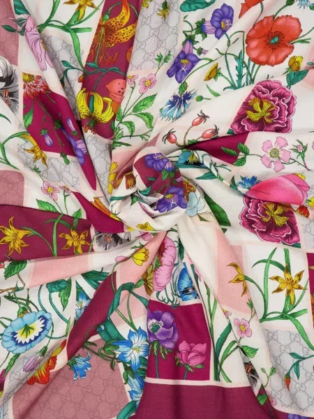 Fular Gucci cu model floral cu imagine roz