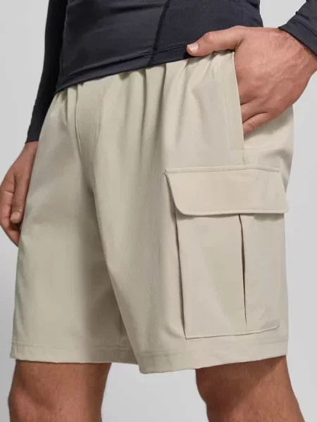Szorty o kroju straight fit z cargo model ‘Vibe’ Under Armour khaki