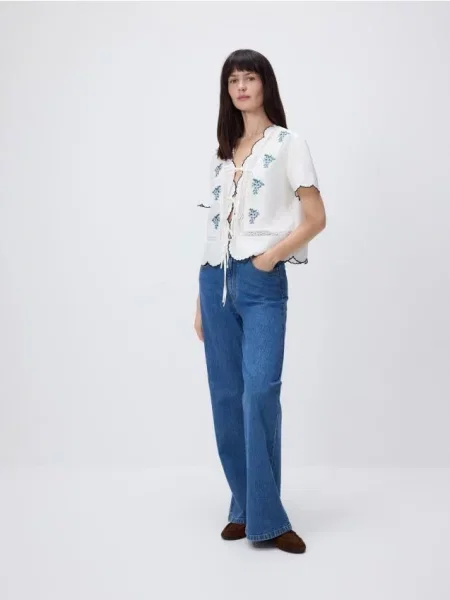 Reserved Bluză cu model brodat și legături alb