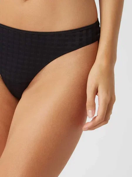 Stringi z fakturowanym wzorem model ‘Avero Thong’ Marie Jo czarne