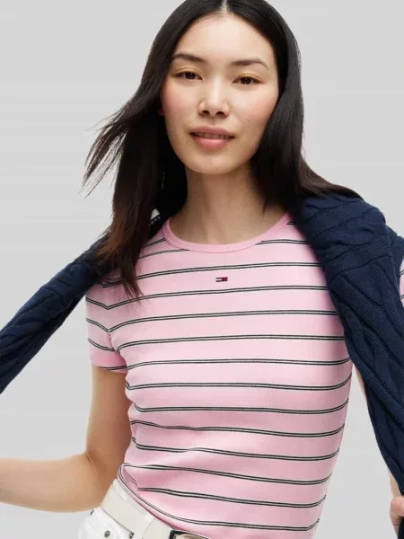 T-shirt o kroju slim fit z mieszanki bawełny Tommy Jeans różowa