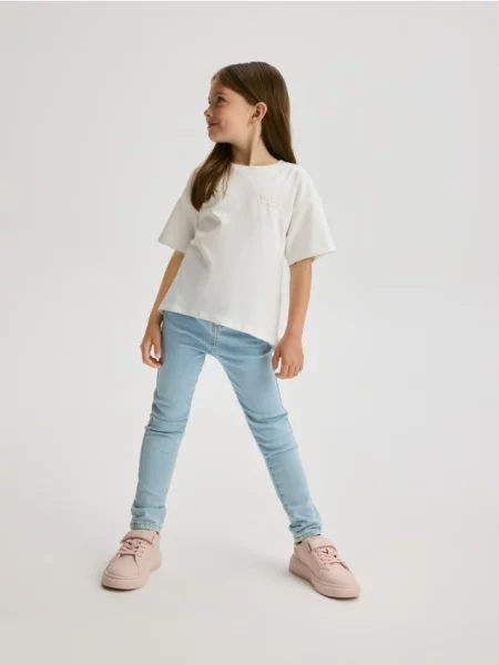 Reserved Jeansy slim fit z guzikiem w serce niebieski