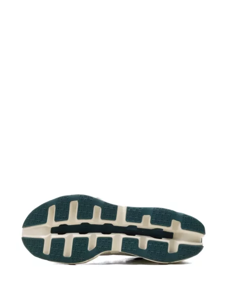 Sneakerși On alb