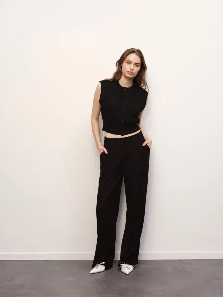 RÆRE by Lorena Rae Pantaloni cutați Brenda' negru