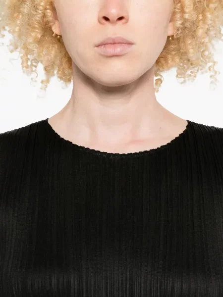 Plisirana midi haljina Pleats Please Issey Miyake na rese iznad koljena crna