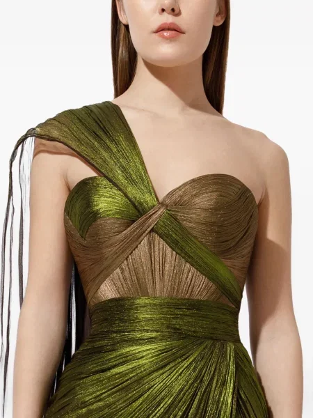 Rochie Iris Serban drapată cu un umăr gol de costum verde