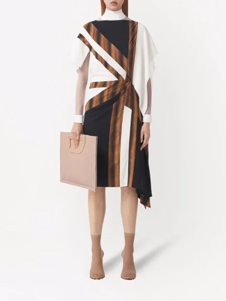 Hedvábné asymetrické šaty Burberry s potiskem černé