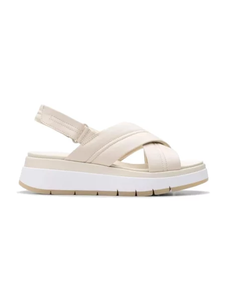 Sandały Clarks na płaskim obcasie beżowe