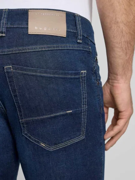 Jeansy o kroju regular fit z wpuszczanymi Bugatti