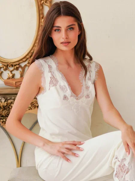 Однотонная майка майка Komilfo черная