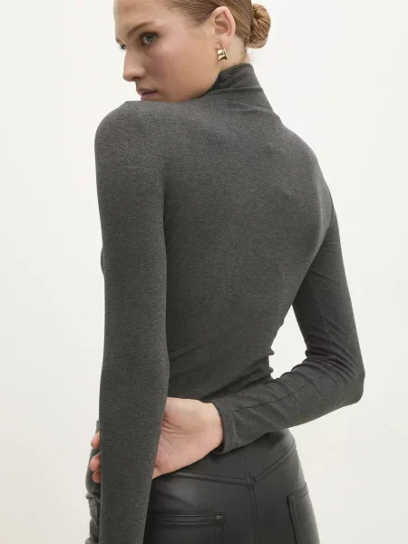 Боди с коприна Answear Lab с изчистен дизайн сиво