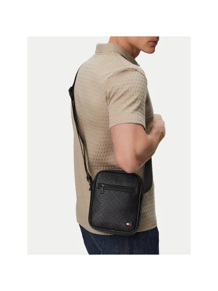 Taška cez rameno Tommy Hilfiger Th Embossed Flag Mini Reporter čierna