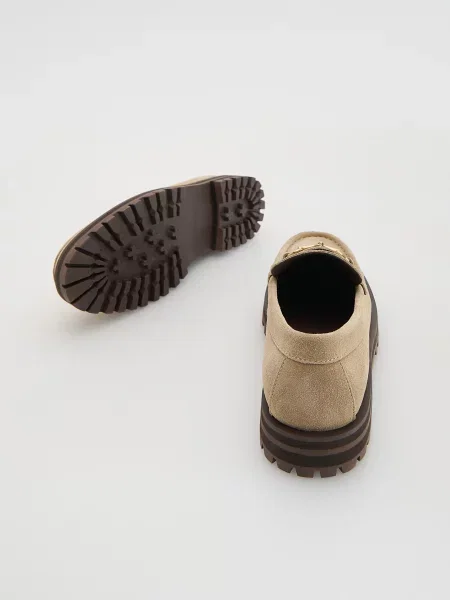 Reserved Замшеві лофери бежевий