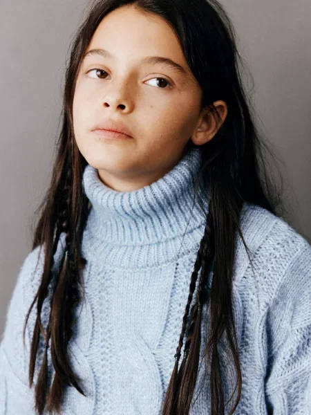 Sweter z dzianiny z warkoczami i golfem Dzieci lata MANGO KIDS błękitny