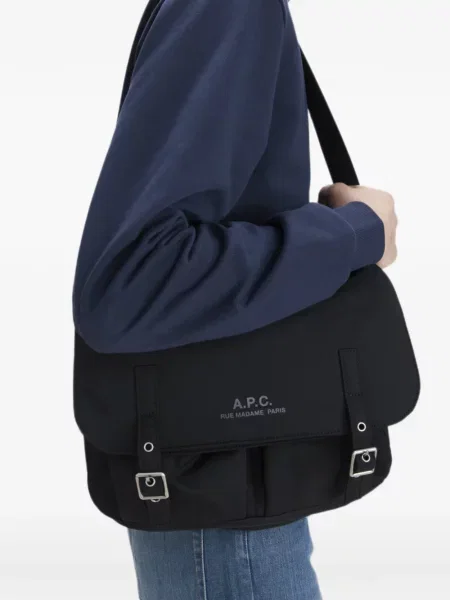 Crossbody torba A.p.c. s printom sa kopčom crna