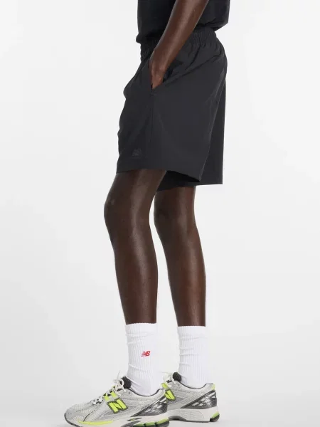 Стрейчевые шорты New Balance черные