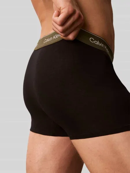 Obcisłe bokserki o kroju relaxed fit z mieszanki bawełny w Calvin Klein Underwear fioletowe