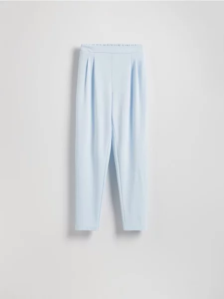 Reserved Spodnie jogger z zakładkami jasnoniebieski