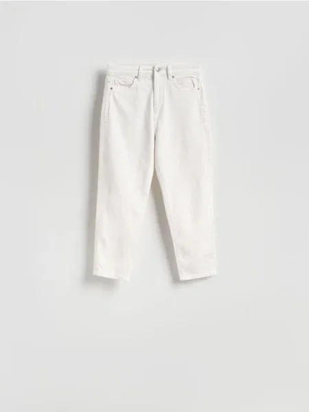 Reserved Jeansy mom fit z krótszą nogawką złamana biel