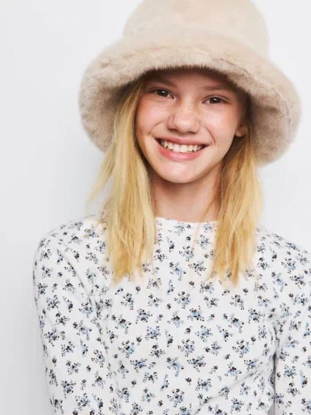 Prążkowana koszulka z kwiatami złamana biel Dzieci lata MANGO KIDS