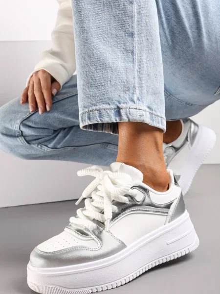 Sneakerși Albi-Argintii cu Platformă și Șireturi cu Inserții Metalice Arileva alb