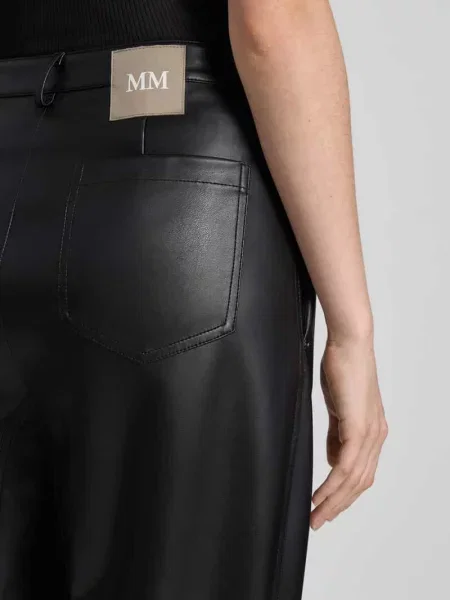 Spodnie z imitacji skóry o kroju tapered fit z ozdobnymi szwami Mm czarne