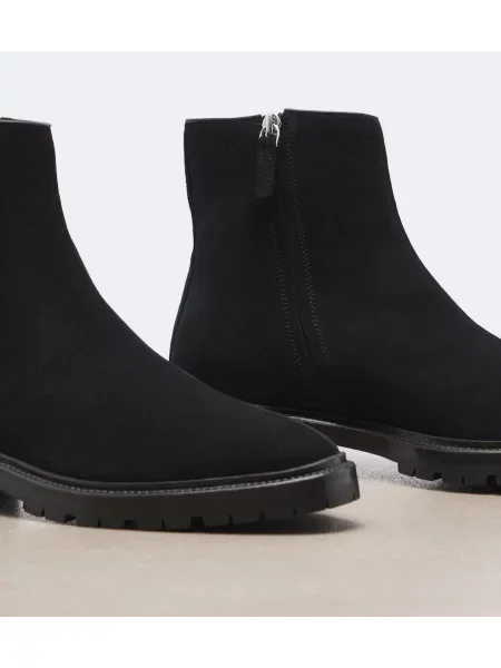 Cizme scurte The Row din piele de căprioară negru