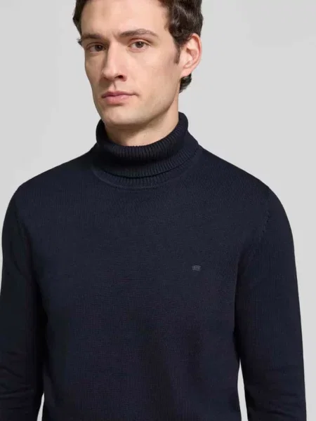 Sweter z dzianiny w kroju regular fit z mieszanki bawełny i wełny z golfem Christian Berg Men granatowy