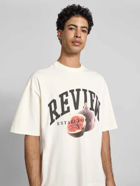 T-shirt o kroju relaxed fit z nadrukiem z logo Review biała