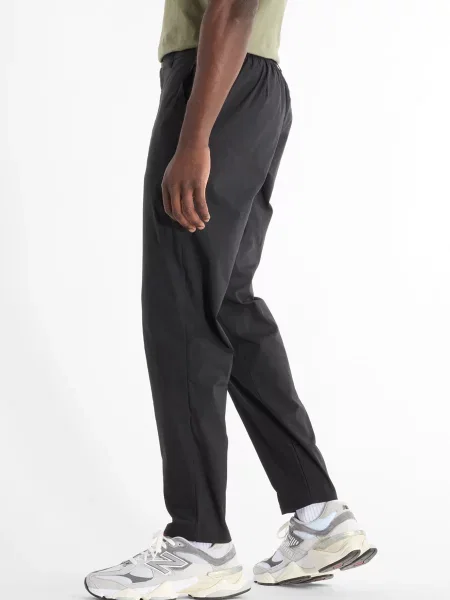 Зауженные чиносы New Balance черные