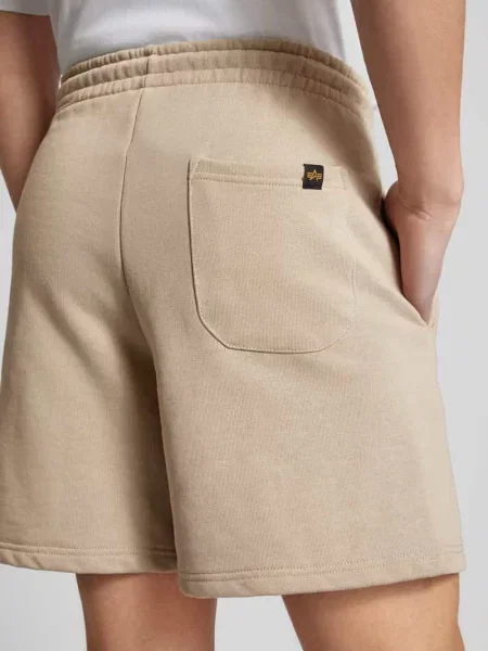 Szorty z dzianiny dresowej o kroju regular fit z naszywką logo model ‘ALPHA ESSENTIALS’ Alpha Industries beżowe