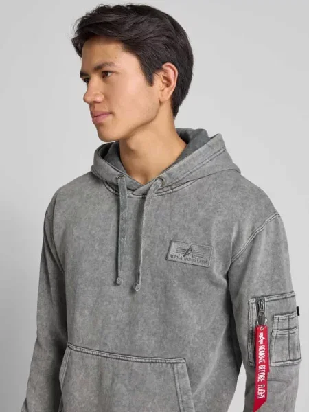 Bluza z kapturem i kieszenią na błyskawiczny na rękawie Alpha Industries niebieska