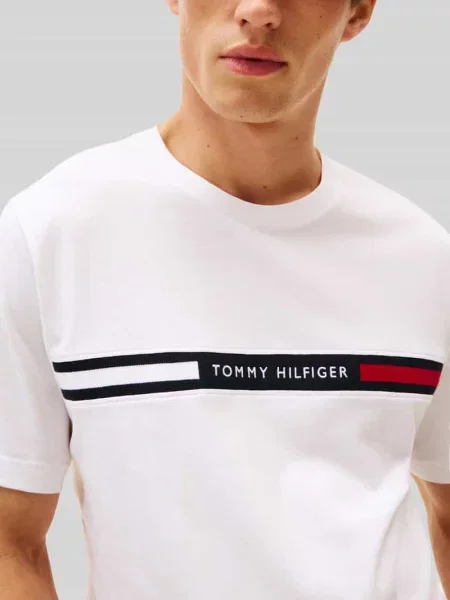 T-shirt o kroju regular fit z wyhaftowanym logo Tommy Hilfiger biała