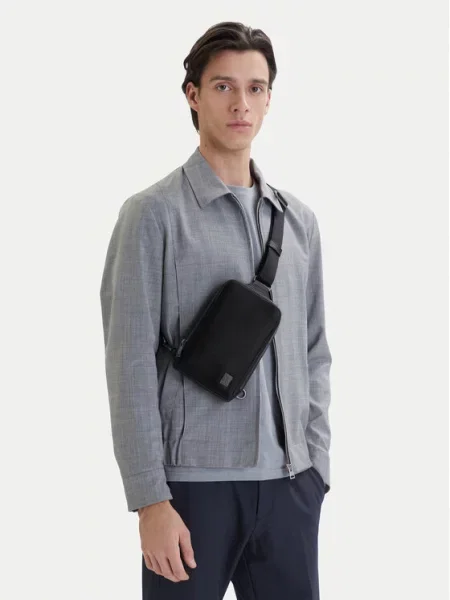 Calvin Klein Мъжка чантичка Emblem Hw Sling черен